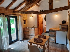 Interior - Nature and peace, in the heart of the Périgord... (Cendrieux)