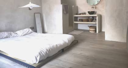 Paisible Appartement Avec sa Cour Fermée