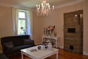 TV, bøker og stereoanlegg