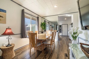 Dining - Adorable Home!!   Walk to Downtown Coeur d'Alene (Coeur d'Alene)