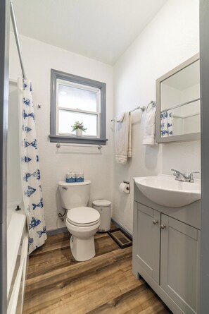 Combined shower/tub, hair dryer, towels, soap - Adorable Home!!   Walk to Downtown Coeur d'Alene (Coeur d'Alene)