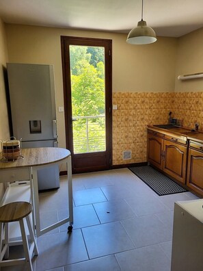 雪櫃、微波爐、焗爐、爐具