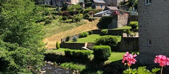 Comfortable apartment in a haven of greenery.