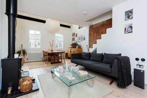 TV - The Brickworks, by Veeve (London)