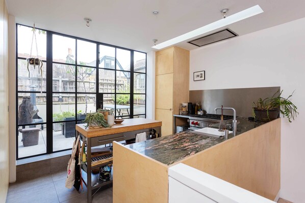 Fridge, oven, stovetop, dishwasher - The Brickworks, by Veeve (London)