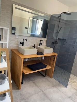 Douche, savon, papier toilette