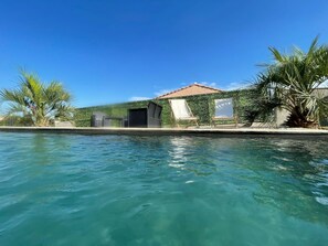 Una piscina al aire libre, una piscina climatizada