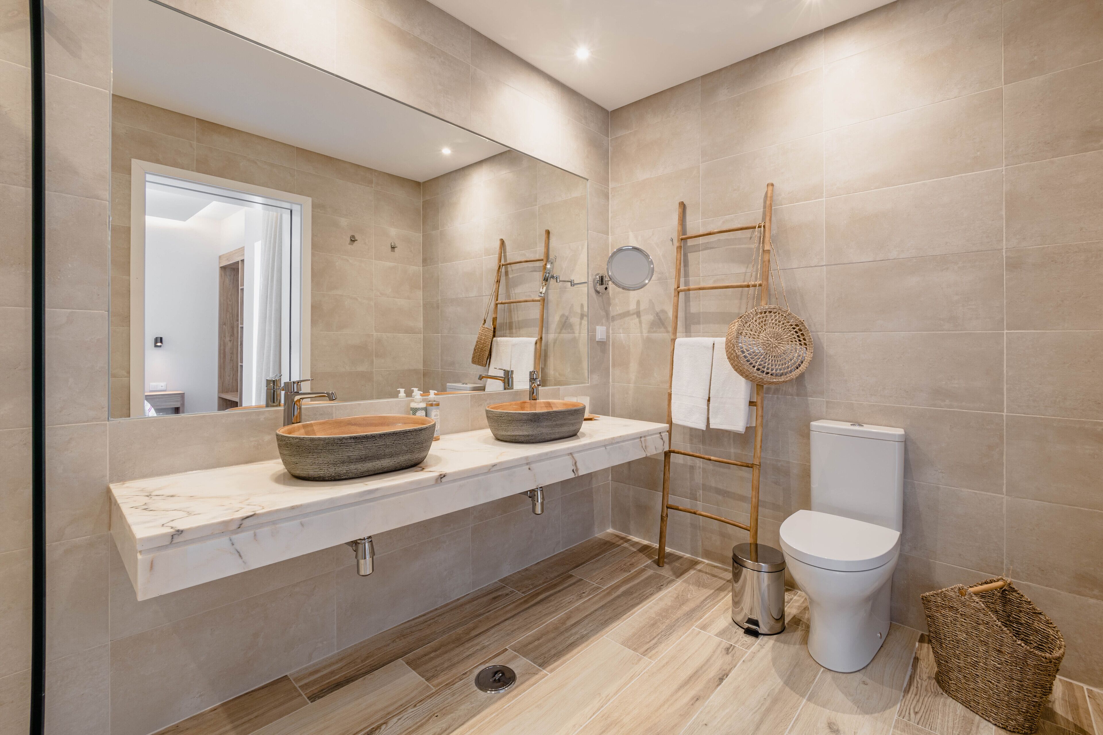 shower, rainfall showerhead, free toiletries, hair dryer