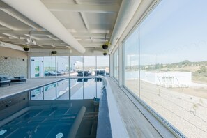 Piscina interna, piscina externa, espreguiçadeiras