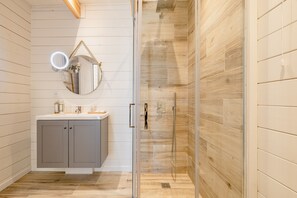 Traditional Double or Twin Room | Bathroom | Shower, rainfall showerhead, free toiletries, hair dryer - Sleep & Nature Hotel (Montemor-o-Novo)