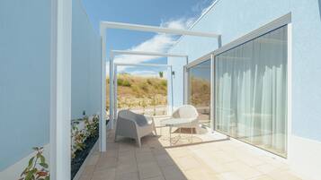 Habitació doble o amb dos llits individuals superior, pati | 1 dormitori, minibar, caixa forta a l'habitació i decoració individual