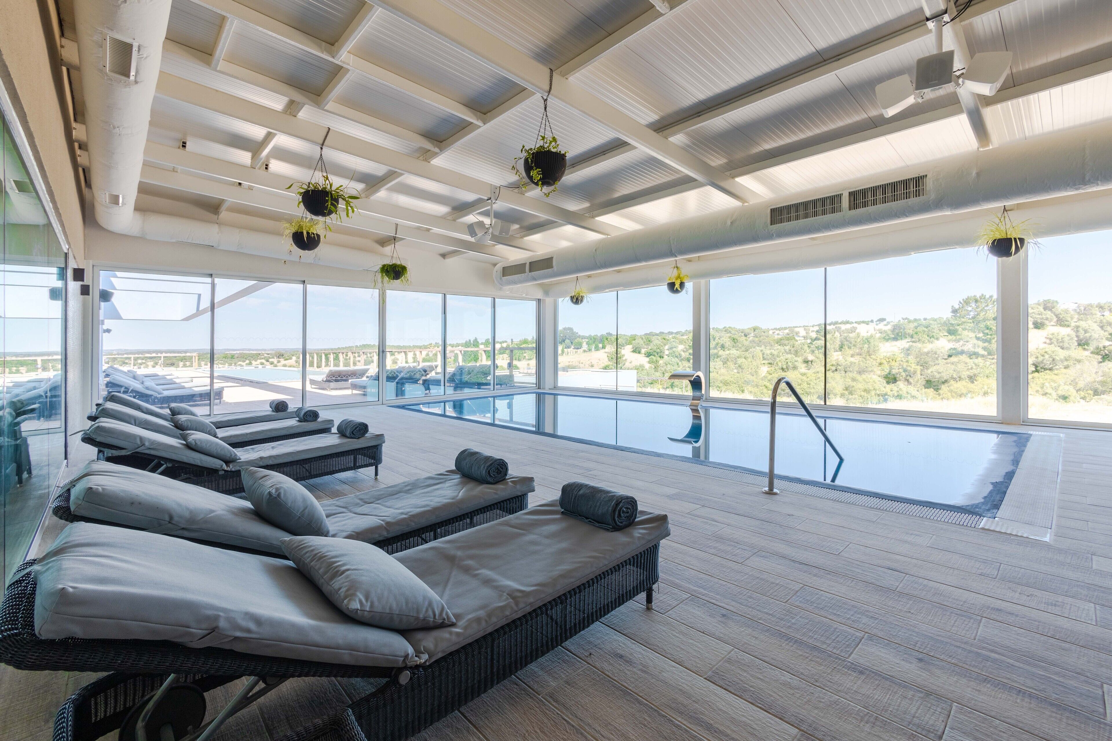 Piscina coperta, piscina all&#x27;aperto, lettini