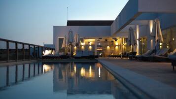 Piscina coberta, piscina a l'aire lliure i gandules