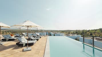 Inomhuspool, utomhuspool och solstolar