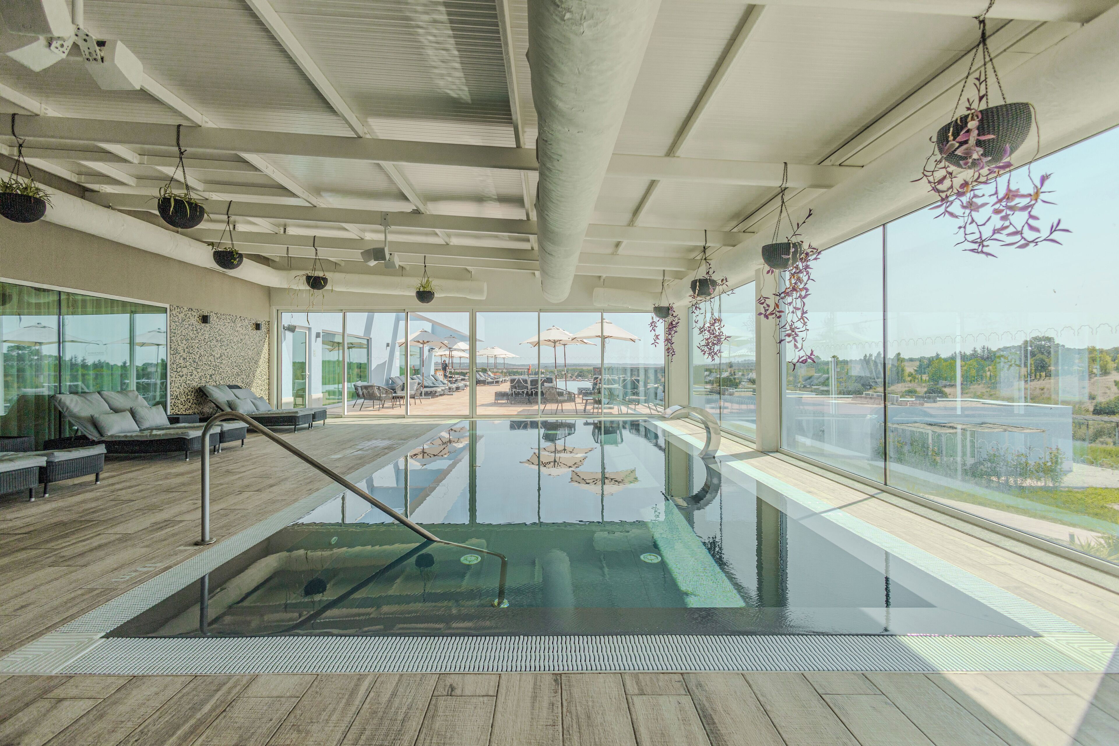 Kolam renang tertutup, kolam renang terbuka, kerusi lepak pantai 