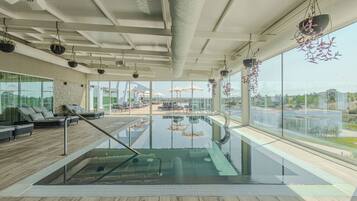 Piscina coberta, piscina a l'aire lliure i gandules