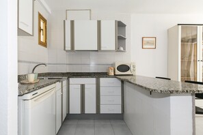 Een koelkast, een magnetron, een koffiezetapparaat/waterkoker