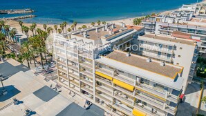 Un hôtel à plusieurs étages doté de balcons, situé près d’une plage et de l’océan.