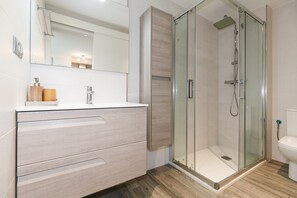 Shower, towels - Family Apartment in leisure centre - UHC ARQUUS II (Salou)