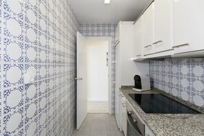 Fridge, microwave, oven, coffee/tea maker