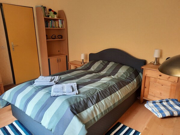 1 dormitori, planxa i posts de planxar, un bressol de viatge i wifi 