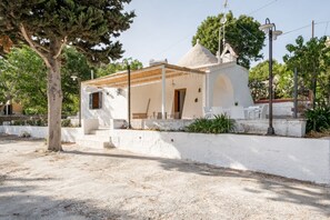 Exterior - Bella Vista trullo x4 with patio and parking space (Fasano)