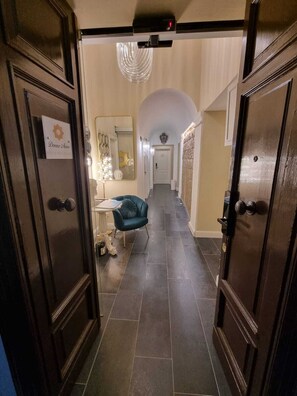 Reception - Domus Aurea Luxury (Naples)