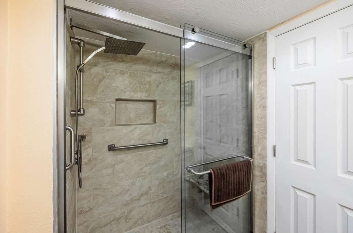 Combined shower/tub, hair dryer, towels, shampoo