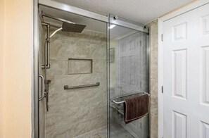 Combined shower/bathtub, hair dryer, towels, shampoo