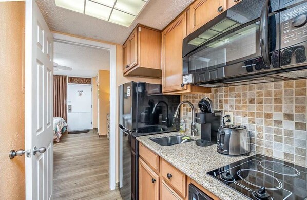 Fridge, microwave, stovetop, dishwasher