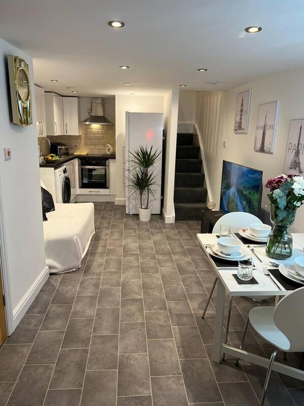 House, 1 Queen Bed with Sofa bed | Private kitchen | Fridge, microwave, oven, stovetop