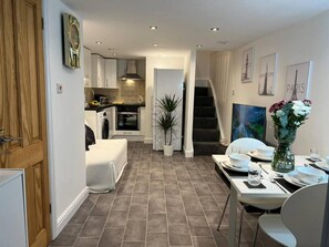 Casa, 1 cama Queen size y sofá cama | Área de sala de estar | Televisión de 30 pulgadas con canales vía satélite