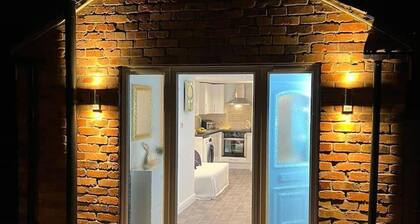 Jacuzzi Spa! Stunning Entire Guest House - Netflix