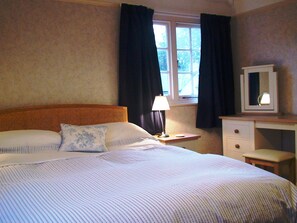 4 bedrooms, iron/ironing board, travel cot, free WiFi - Pretty cottage with direct access to The New Forest (Burley)