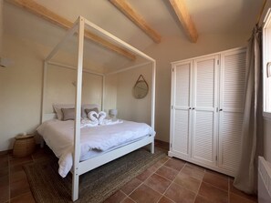 5 quartos, cofres nos quartos, escrivaninha