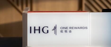 Una caja blanca con el texto 'IHG ONE REWARDS' y algunos caracteres chinos.