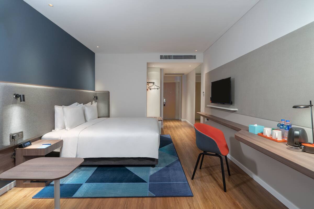 Standard Room, 1 King Bed | Desk, laptop workspace, iron/ironing board, free WiFi