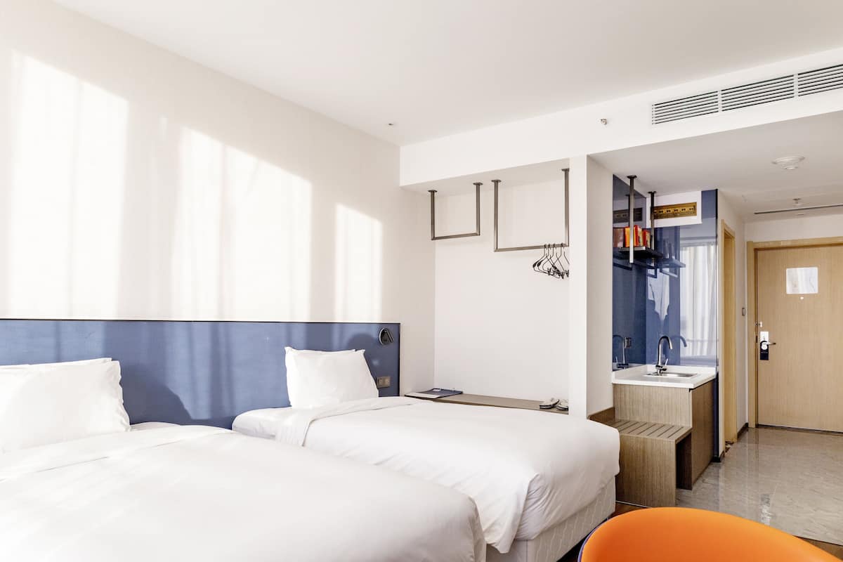 Habitación estándar, 2 camas individuales (High Floor) | Decoración individual, mobiliario individual, escritorio