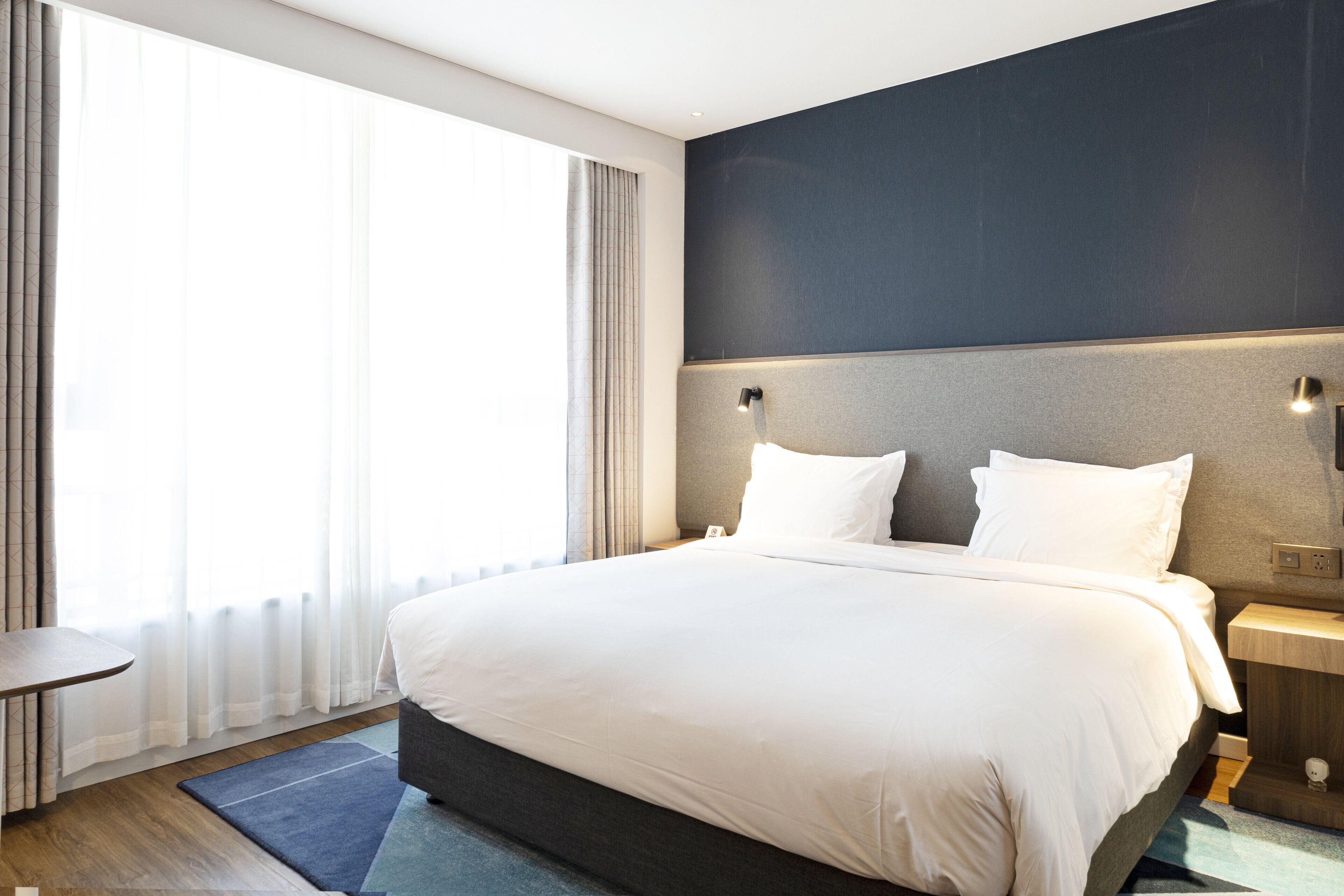 Standard Room, 1 King Bed | Individually decorated, individually furnished, desk, laptop workspace