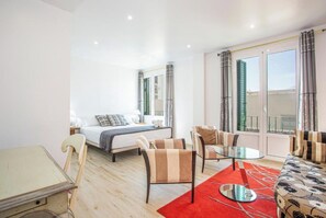 2 slaapkamers, een kluis op de kamer, een bureau