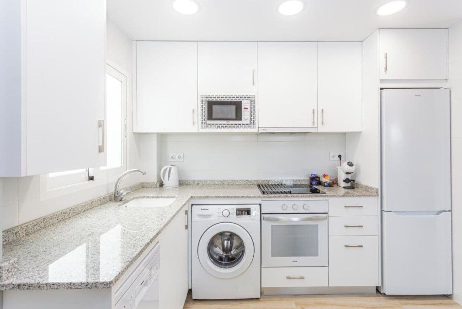 Refrigerador, microondas, horno y parrilla de estufa 