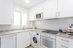 Een koelkast, een magnetron, een oven, een kookplaat