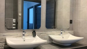 A modern bathroom with two sinks, a large mirror, and a towel rack. - Cottage with 2 bedrooms - unobstructed sea view (Plouha)