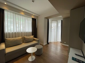 Deluxe Quadruple Room | Living area | 70-cm flat-screen TV with digital channels, TV - Dream Home Deluxe Alliance (Batumi)