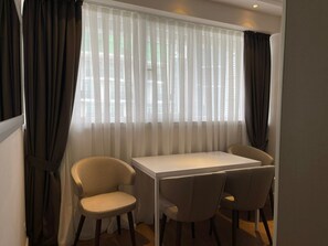 Chambre Quadruple Deluxe | Restauration dans la chambre