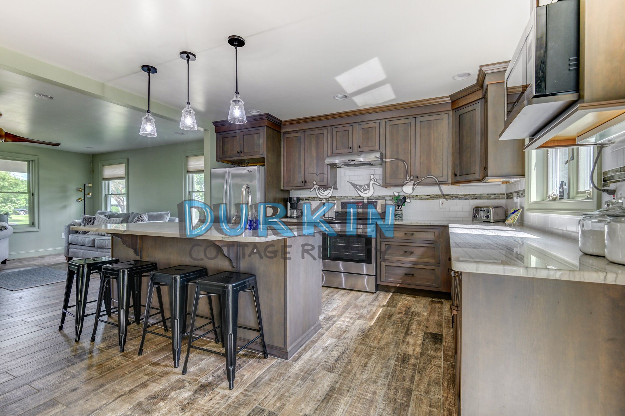 Frigorífico, microondas, placa de cocina y lavavajillas