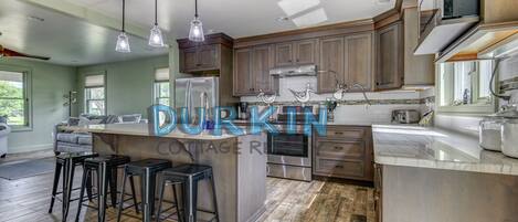 Réfrigérateur, micro-ondes, plaque de cuisson, lave-vaisselle