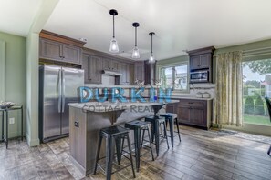 Kjøleskap, mikrobølgeovn, kokeplater og oppvaskmaskin