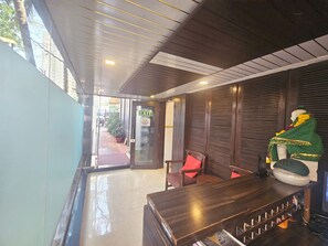 Coin salon dans le hall