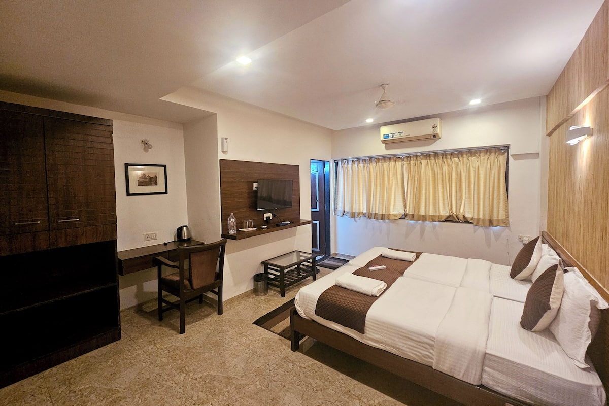 Deluxe Room | Egyptian cotton sheets, premium bedding, memory-foam beds, desk